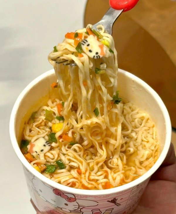 天金策略 公仔面里面居然有hellokitty！！！