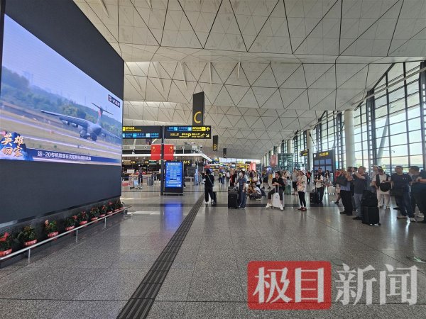 瑞和网  接志愿军烈士遗骸的运-20抵达沈阳！有旅客为等烈士专门改签机票